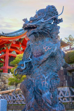 Kiyomizu-dera, Kyoto 'nun doğusunda bulunan bir Budist tapınağıdır. Antik Kyoto UNESCO Dünya Mirası Anıtı 'nın bir parçasıdır.