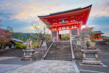 Kiyomizu-dera, Kyoto 'nun doğusunda bulunan bir Budist tapınağıdır. Antik Kyoto UNESCO Dünya Mirası Anıtı 'nın bir parçasıdır.