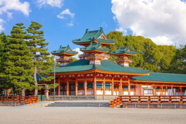 Başkentin Kyoto 'daki kuruluşunun 1100. yıldönümü vesilesiyle inşa edilen Heian Tapınağı, şehri yöneten ilk ve son imparatorların ruhlarına adanmıştır.