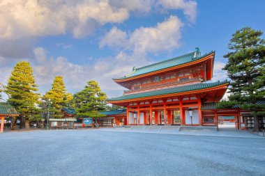 Başkentin Kyoto 'daki kuruluşunun 1100. yıldönümü vesilesiyle inşa edilen Heian Tapınağı, şehri yöneten ilk ve son imparatorların ruhlarına adanmıştır.