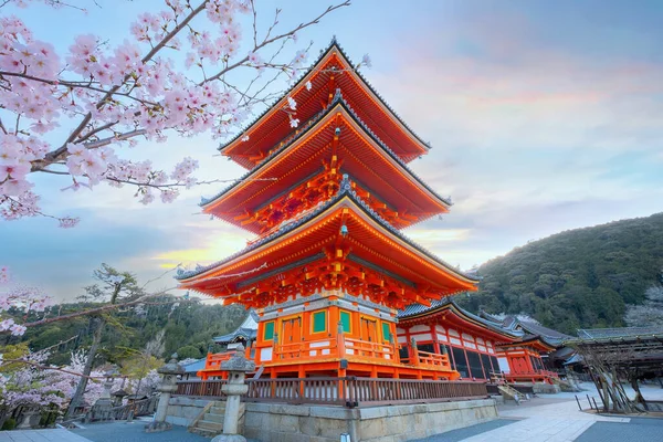 stock image Beautiful full bloom cherry blossom at Kiyomizu-dera temple in Kyoto, Japan during springtime