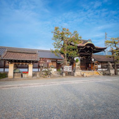 Rokusonno tapınağı 963 yılında inşa edildi, İmparator Seiwa 'nın 6. torunu MInamota no Tsunemoto' yu kutsadı. Kyoto 'daki en iyi kiraz çiçeği manzaralı yerlerden biri.