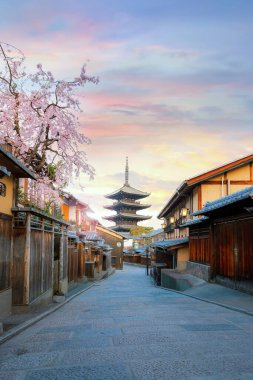  Yasaka Pagoda Kyoto, Japonya 'da Yasaka Kulesi ya da Yasaka-no-to olarak bilinir. 5 katlı tapınak, Hokan-ji Tapınağı 'nın 6. yüzyılda inşa edilen son yapısıdır.