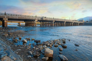 Uji Nehri 'ni geçen Kyoto' daki Uji Köprüsü 646 yılında Japonya 'nın en eski üç köprüsünden biri olarak kabul edildi.