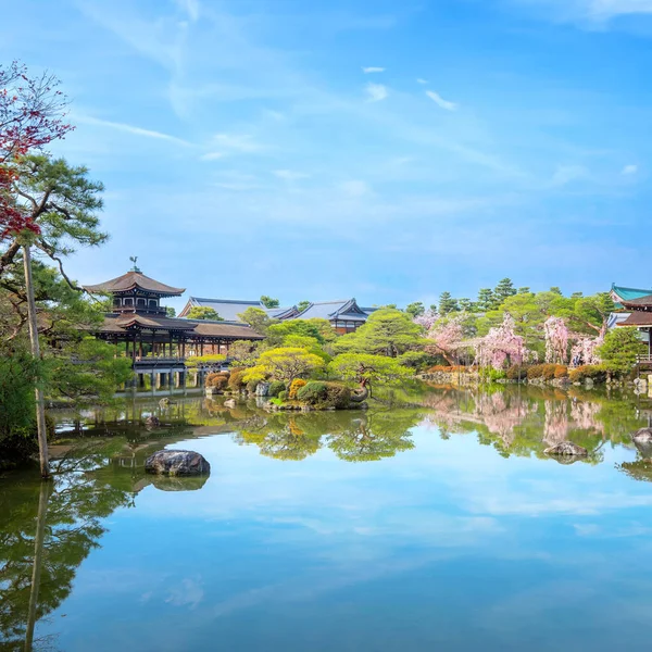 Heian Jingu Bahçesi çeşitli bitki, göletler, binalar ve ağlayan kiraz ağaçları olan bir bahçedir. Bu da onu Kyoto 'daki en iyi kiraz çiçeklerinden biri yapar.