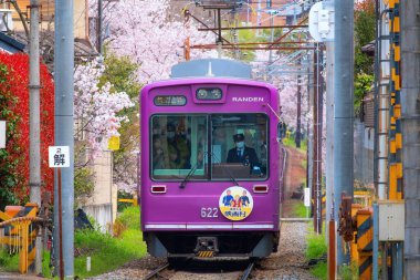 Kyoto, Japonya - 31 Mart 2023: Keifuku Tramvayı Keifuku Electric Railroad tarafından işletilmektedir. İki tramvay hattından oluşuyor ve Kyoto şehrinin batısındaki en iyi kiraz çiçeklerinden biri.