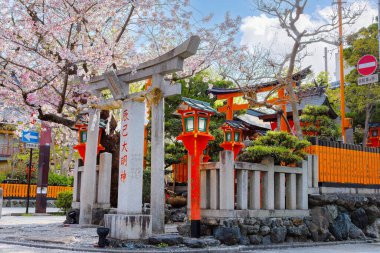  Tatsumi Daimyojin Tapınağı Japonya 'nın Kyoto eyaletinin Gion ilçesinde Tatsumu bashi köprüsü yakınlarında yer almaktadır.