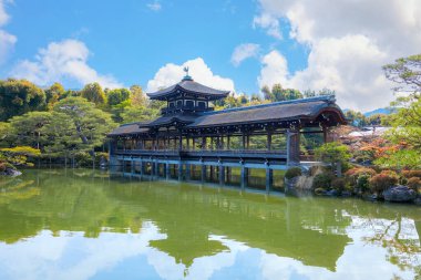 Heian Jingu Bahçesi çeşitli bitki, göletler, binalar ve ağlayan kiraz ağaçları olan bir bahçedir. Bu da onu Kyoto 'daki en iyi kiraz çiçeklerinden biri yapar.