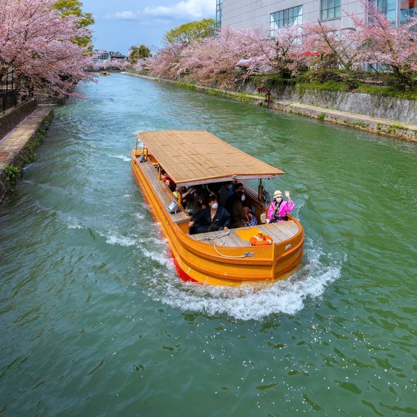 Kyoto, Japonya - 2 Nisan 2023: Okazaki Jikkokubune Boat Ride Nanzenji tekne iskelesinden Ebisu Barajı 'na ve gidiş dönüş yolculuğuna üç kilometre mesafede.