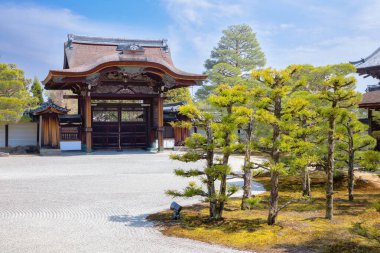 Ninnaji, Kyoto 'nun en büyük tapınaklarından biridir. Dünya Mirası Listesi Omuro Kirazları ile ünlüdür. Geç açan kiraz ağaçları..