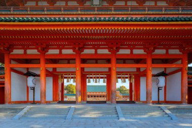 Japonya, Kyoto 'da kiraz çiçekleri açarken Heian Jingu Tapınağı