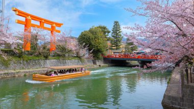 Kyoto, Japonya - 2 Nisan 2023: Okazaki Jikkokubune Boat Ride Nanzenji tekne iskelesinden Ebisu Barajı 'na ve gidiş dönüş yolculuğuna üç kilometre mesafede.