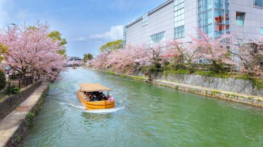 Kyoto, Japonya - 2 Nisan 2023: Okazaki Jikkokubune Boat Ride Nanzenji tekne iskelesinden Ebisu Barajı 'na ve gidiş dönüş yolculuğuna üç kilometre mesafede.