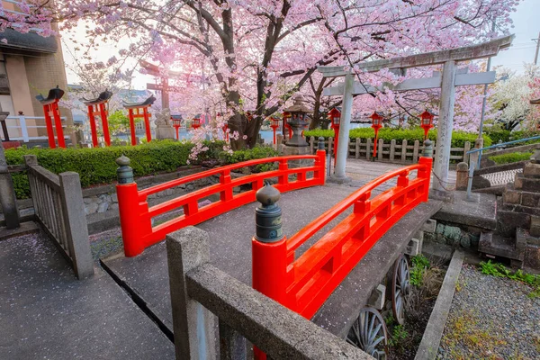 Rokusonno tapınağı 963 yılında inşa edildi, İmparator Seiwa 'nın 6. torunu MInamota no Tsunemoto' yu kutsadı. Kyoto 'daki en iyi kiraz çiçeği manzaralı yerlerden biri.