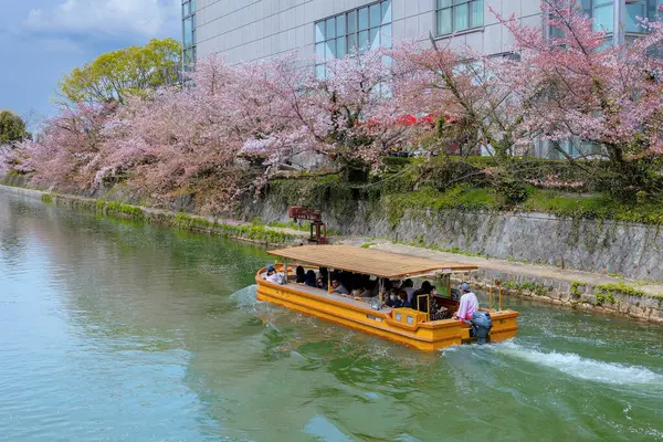 Kyoto, Japonya - 2 Nisan 2023: Okazaki Jikkokubune Boat Ride Nanzenji tekne iskelesinden Ebisu Barajı 'na ve gidiş dönüş yolculuğuna üç kilometre mesafede.