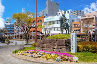  Ii Naomasa, Japonya 'nın Shiga kentindeki Hikone istasyonunun önündeki heykeli Tokugawa' nın dört muhafızından biri olarak kabul edilen Sengoku döneminde bir generaldi.