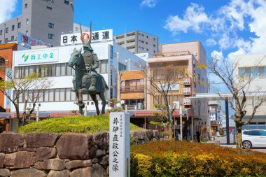  Ii Naomasa, Japonya 'nın Shiga kentindeki Hikone istasyonunun önündeki heykeli Tokugawa' nın dört muhafızından biri olarak kabul edilen Sengoku döneminde bir generaldi.