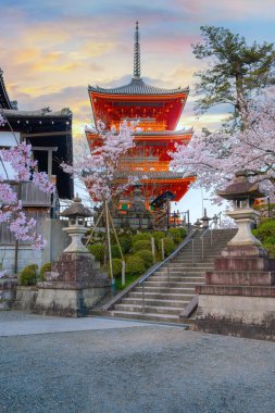 Kiyomizu-dera, Kyoto 'nun doğusunda bulunan bir Budist tapınağıdır. Antik Kyoto UNESCO Dünya Mirası Anıtı 'nın bir parçasıdır.
