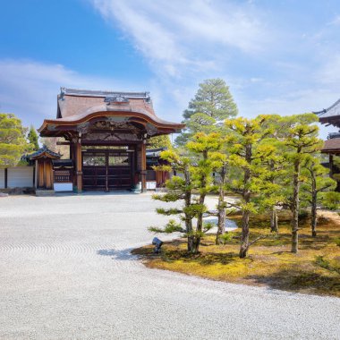 Japonya, Kyoto 'daki Ninnaji tapınakları Omuro Kirazları ve geç açan kiraz ağaçları ile ünlü Dünya Mirası Alanları listesinde yer alıyor..