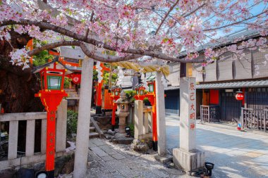 Japonya, Kyoto 'da Tatsumi Daimyojin Tapınağı Gion ilçesinde Tatsumu bashi köprüsü yakınlarında yer almaktadır.