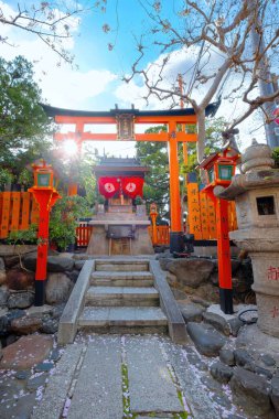 Japonya, Kyoto 'da Tatsumi Daimyojin Tapınağı Gion ilçesinde Tatsumu bashi köprüsü yakınlarında yer almaktadır.