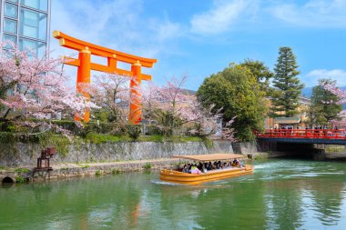 Kyoto, Japonya - 2 Nisan 2023: Okazaki Jikkokubune Boat Ride Nanzenji tekne iskelesinden Ebisu Barajı 'na ve gidiş dönüş yolculuğuna üç kilometre mesafede.