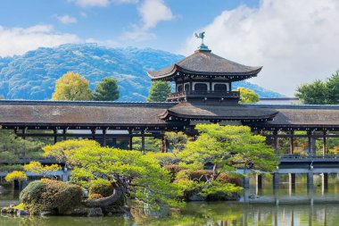 Heian Jingu Bahçesi çeşitli bitki, göletler, binalar ve ağlayan kiraz ağaçları olan bir bahçedir. Bu da onu Kyoto 'daki en iyi kiraz çiçeklerinden biri yapar.
