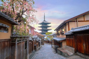 Kyoto, Japonya - 6 Nisan 2023: Yasaka Kulesi veya Yasaka-no-to olarak bilinen Yasaka Pagoda. 5 katlı tapınak, Hokan-ji Tapınağı 'nın 6. yüzyılda inşa edilen son yapısıdır.