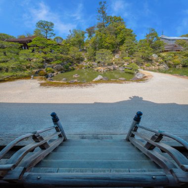Ninnaji, Kyoto 'nun en büyük tapınaklarından biridir. Dünya Mirası Listesi Omuro Kirazları ile ünlüdür. Geç açan kiraz ağaçları..