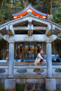 Kyoto, Japonya - 30 Mart 2023 Kiyomizu-dera, Kyoto 'nun doğusunda yer alan bir Budist tapınağıdır. Antik Kyoto UNESCO Dünya Mirası Anıtı 'nın bir parçasıdır.