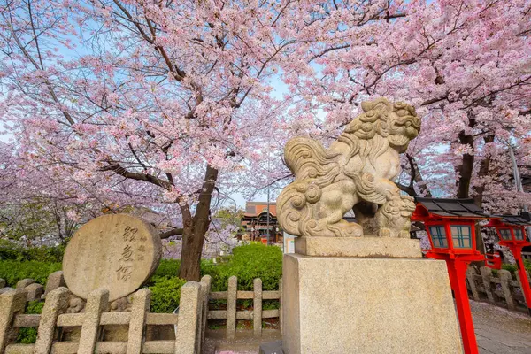 Rokusonno tapınağı 963 yılında inşa edildi, İmparator Seiwa 'nın 6. torunu MInamota no Tsunemoto' yu kutsadı. Kyoto 'daki en iyi kiraz çiçeği manzaralı yerlerden biri.