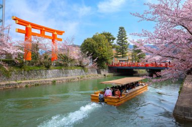Kyoto, Japonya - 2 Nisan 2023: Okazaki Jikkokubune Boat Ride Nanzenji tekne iskelesinden Ebisu Barajı 'na ve gidiş dönüş yolculuğuna üç kilometre mesafede.