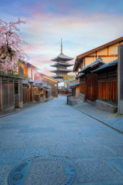 Yasaka Pagoda, Japonya 'nın Kyoto kentindeki Hokanji tapınağında ilkbaharda kiraz çiçekleri açarken.