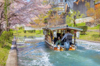 Kyoto, Japonya - Nisan 12023: Fushimi Jikkokubune Boat Cruise, Fushimi Ward 'da bulunan bir gezi teknesi.