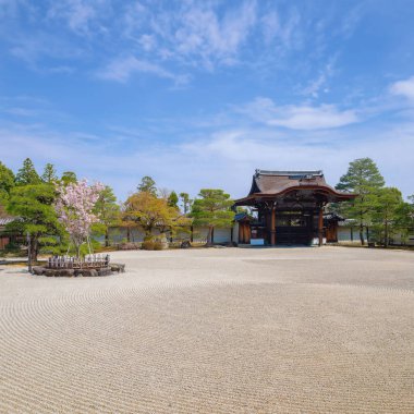 Ninnaji, Kyoto 'nun en büyük tapınaklarından biridir. Dünya Mirası Listesi Omuro Kirazları ile ünlüdür. Geç açan kiraz ağaçları..