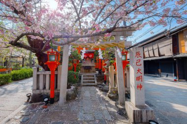 Tatsumi Daimyojin Tapınağı Japonya 'nın Kyoto eyaletinin Gion ilçesinde Tatsumu bashi köprüsü yakınlarında yer almaktadır.