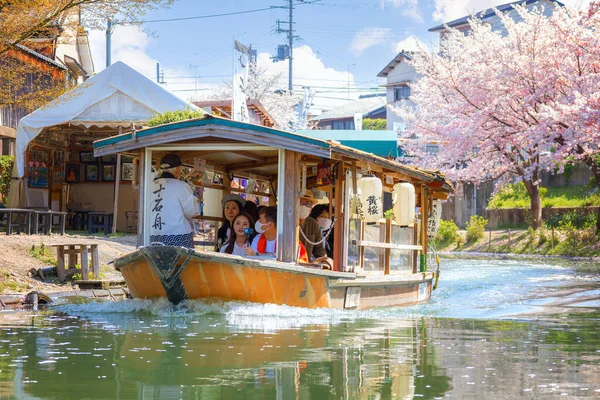 Kyoto, Japonya - Nisan 12023: Fushimi Jikkokubune Boat Cruise, Fushimi Ward 'da bulunan bir gezi teknesi.