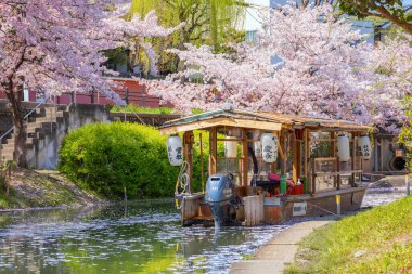 Kyoto, Japonya - Nisan 12023: Fushimi Jikkokubune Boat Cruise, Fushimi Ward 'da bulunan bir gezi teknesi.