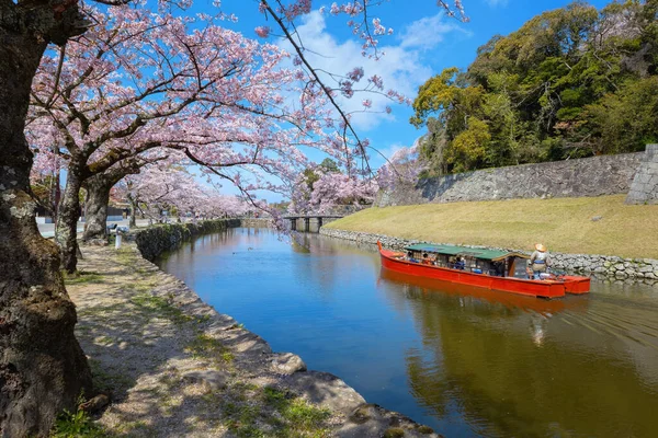 日本石贺 2023年4月3日 日本雅卡顿城堡巡游是一艘经过改造的船环绕城堡护城河的观光游览 免版税图库照片