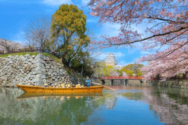 Hyogo, Japonya - 4 Nisan 2023: Kimliği belirsiz insanlar Himeji şatosunun dış hendeğinde Himeji tekne turuna çıkıyorlar.