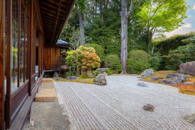 Kyoto, Japonya 'daki Shinnyodo tapınağında güzel bir Japon bahçesi.