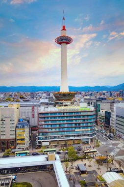 Kyoto, Japonya - 6 Nisan 2023: Kyoto Kulesi 1964 yılında tamamlandı Kyoto İstasyonu 'nun karşı tarafında yer alan 9 katlı bir binanın en yüksek binasıdır.