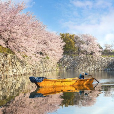 Hyogo, Japonya - 4 Nisan 2023: Kimliği belirsiz insanlar Himeji şatosunun dış hendeğinde Himeji tekne turuna çıkıyorlar.