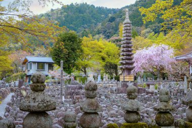 811 'de kurulan Adashino Nenbutsuji Tapınağı tepenin üstünde ve Arashiyama' nın başlıca turistik alanından biraz uzak.