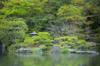 Kyoto İmparatorluk Sarayı 'nın bahçesinde bir gölet. 