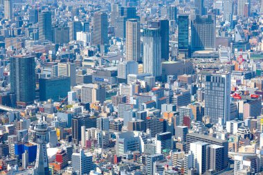 Osaka, Japonya - 9 Nisan 2023: Binalar ve gökdelenlerle Osaka şehrinin tepesinden görüntü