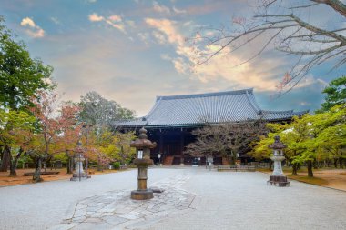 Shinnyodo ya da Shinshogokurakuji tapınağı Kyoto, Japonya 'da 984 yılında kurulmuştur.