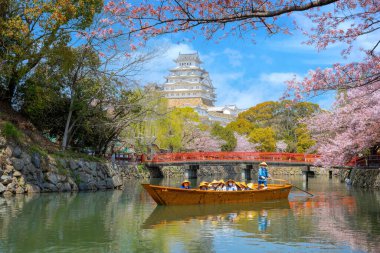 Hyogo, Japonya - 4 Nisan 2023: Kimliği belirsiz insanlar Himeji şatosunun dış hendeğinde Himeji tekne turuna çıkıyorlar.