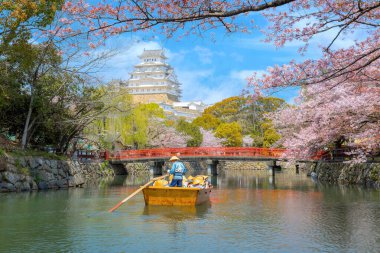 Hyogo, Japonya - 4 Nisan 2023: Kimliği belirsiz insanlar Himeji şatosunun dış hendeğinde Himeji tekne turuna çıkıyorlar.