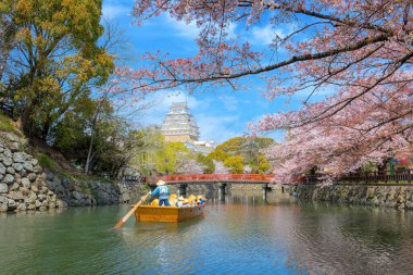 Hyogo, Japonya - 4 Nisan 2023: Kimliği belirsiz insanlar Himeji şatosunun dış hendeğinde Himeji tekne turuna çıkıyorlar.